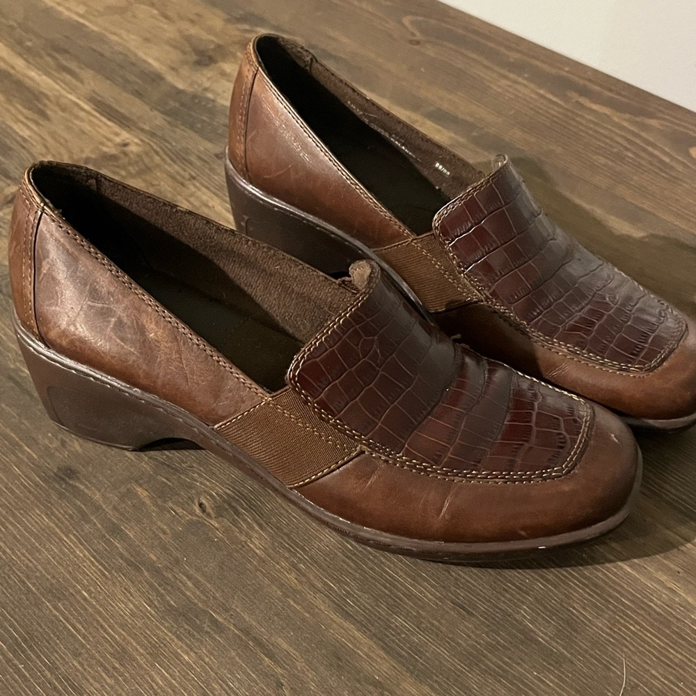 Clark’s Women’s Brown Leather‎ Heeled Loafers Alligator Print